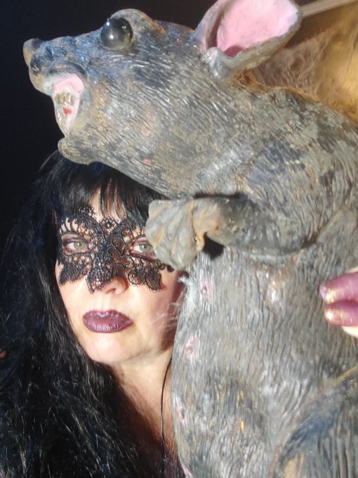 Questa sera si festeggia Halloween. Vi aspetto.  Siamo pronti per festeggiare Halloween ? 💋💋 Da Jessica<a href="/tag/model"class="tags"><span>#model</span></a><a href="/tag/actress"class="tags"><span>#actress</span></a><a href="/tag/star"class="tags"><span>#star</span></a><a href="/tag/vampire"class="tags"><span>#vampire</span></a><a href="/tag/halloween"class="tags"><span>#halloween</span></a><a href="/tag/dark"class="tags"><span>#dark</span></a>