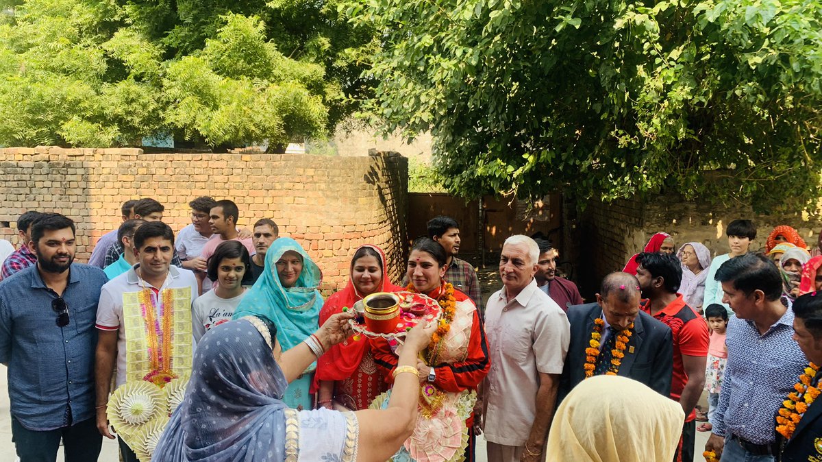 BoxerTushir's tweet photo. I am so blessed to get such a beautiful welcome by my people ❤️ i can do anything for them🧿 thanks everyone for the love and blessings keep supporting 🙏🏻❤️ 
#fecilitationceremony #boxingchampion #nationalchampion #boxer #boxinglife #boxingindia https://t.co/PLU0gQGuko