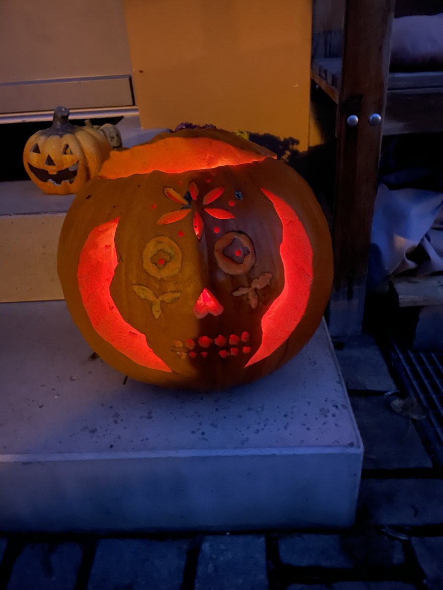 Happy 🎃 👍 meine Tochter - jeder Film ist ihr zu gruselig - aber heute ist ihr nichts gruselig genug 🤔 schönen Abend!