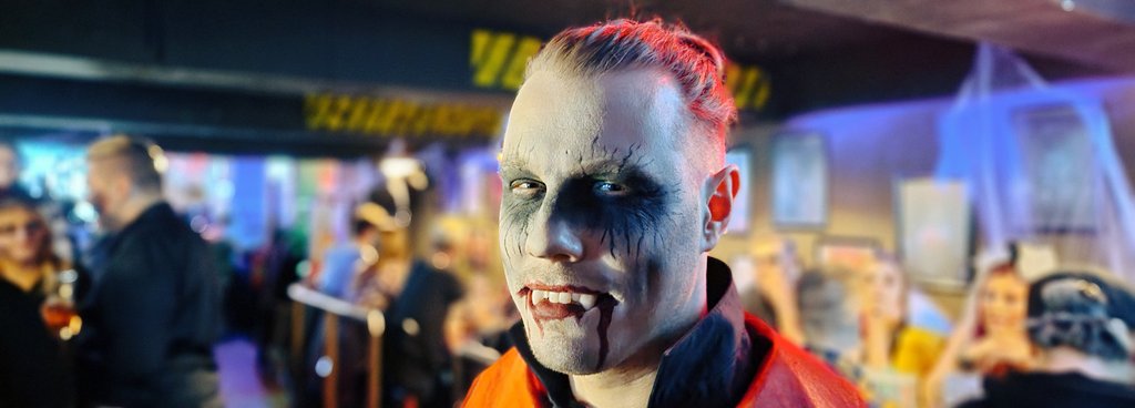Graf <a href="/AndyBarcraft/">Andy</a> van Dracul genießt den zuckersüßen blutigen #halloween2021 Tropfen im <a href="/meltdownCGN/">Meltdown Cologne</a> 🔪🔪🔪🔪🔪🖤🖤🖤