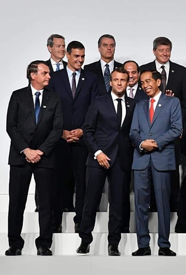 Denny Siregar (@dennysiregar7) on Twitter photo Perhatian banyak pemimpin negara G20 ke pakde <a href="/jokowi/">Joko Widodo</a> saat ini, bukan saja karena ia seorang Presiden, tapi ia adalah Presiden dari negara ke 4 terbesar di dunia yang sdg menuju menjadi negara besar di Asia Tenggara.
Baru berasa punya Presiden.. 😁 Perhatian banyak pemimpin negara G20 ke pakde <a href="/jokowi/">Joko Widodo</a> saat ini, bukan saja karena ia seorang Presiden, tapi ia adalah Presiden dari negara ke 4 terbesar di dunia yang sdg menuju menjadi negara besar di Asia Tenggara.
Baru berasa punya Presiden.. 😁
