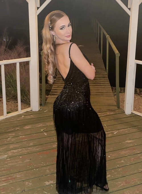 Giving gatsby 🪶 https://t.co/0DP7QxOavf