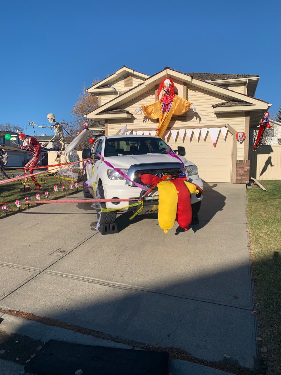 bigdaddybustard's tweet photo. Hey @Crackmacs can you let anyone who wants to get into the Halloween spirit to comedown to 301 Douglasbank drive S.E.? Such an awesome display for everyone to enjoy! https://t.co/HgmlNckt93