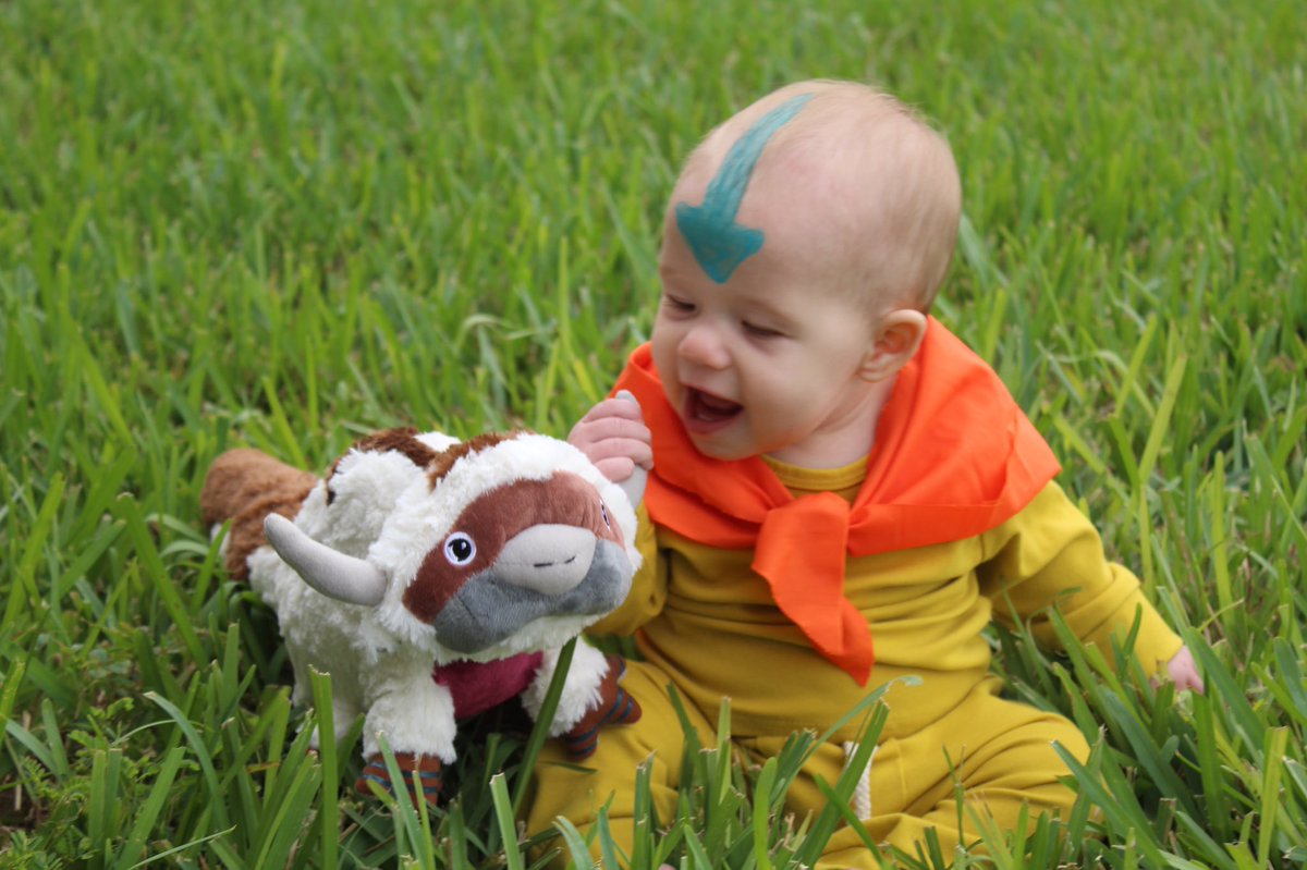 carolineebaker_'s tweet image. “Nobody react to what I’m about to tell you.. but I think that kid might be the avatar!”@janetvarney @dantebasco @dave_filoni @deebradleybaker