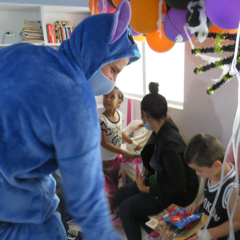 HospMarioCorrea's tweet photo. Estudiantes y docentes de la Universidad Santiago de Cali llegaron hasta el hospital y entregaron regalos y alegría a los niños en pediatría 🥳👶🏻🙏🏻
#hospitalmariocorrearengifo  🏥
#diadelosninos  👶🏻
#Halloween  🎃 https://t.co/RTH50kRSNs