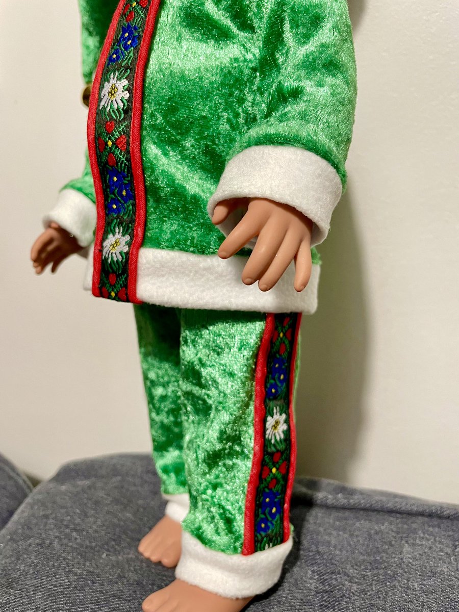 poneyto's tweet photo. Après avoir repris la veste plusieurs fois, je suis enfin satisfait du résultat ! Sa tenue est enfin finie et il est prêt intégrer la déco de Noël 2021 🎄
#sewing #cousumain #handmade #animatorsdoll https://t.co/m8IekkMOuW
