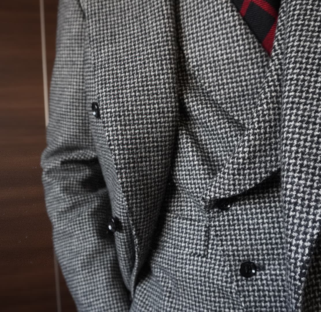 mrsystem6's tweet photo. 月曜日はフランネルスーツにパワータイの赤でダイナミックなスーツスタイルで出勤です。
#foxbrothers
#flannelsuit
#スーツスタイル
#maidoookini https://t.co/BccCLk5pTy