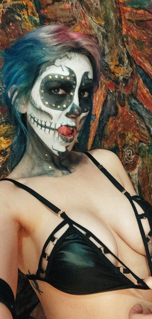 Alice_Sykess's tweet photo. Have you ever seen a skeleton with such big boobs?☠️☠️☠️ https://t.co/6mVlNtcx2W