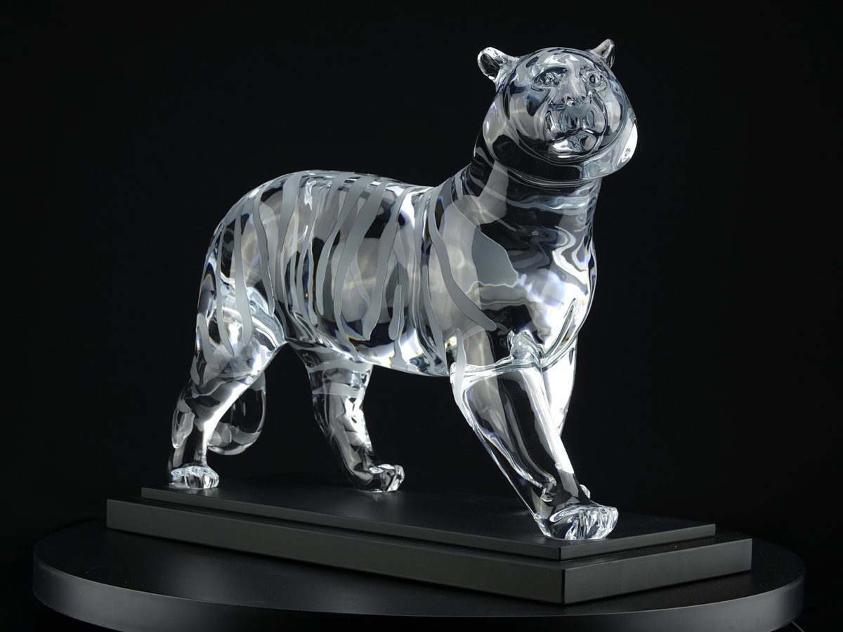 Baccarat's tweet photo. The Baccarat #RoyalTiger is the fruit of the creative talent of sculptor #MichelBassompierre and the legendary craftsmanship of our artisans.
Limited edition of 50 pieces.
To be discovered https://t.co/7odqDNCn5T https://t.co/wwDuGzciOz