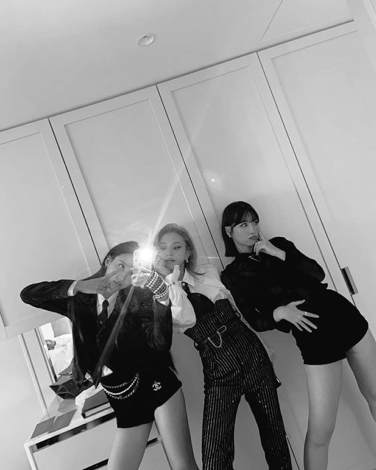 Luvixpmar's tweet photo. برای هندل کردن این یونیت زیادی ضعیفم
@JYPETWICE https://t.co/oZLqdox4XO