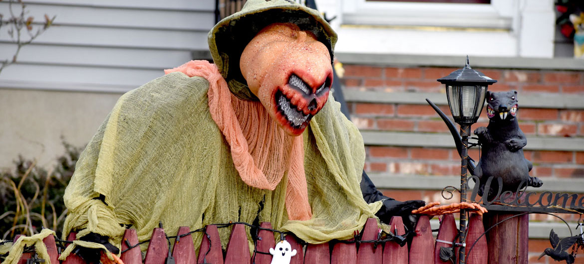 Photos of how we decorate for #Halloween around these parts: gregcookland.com/wonderland/202…