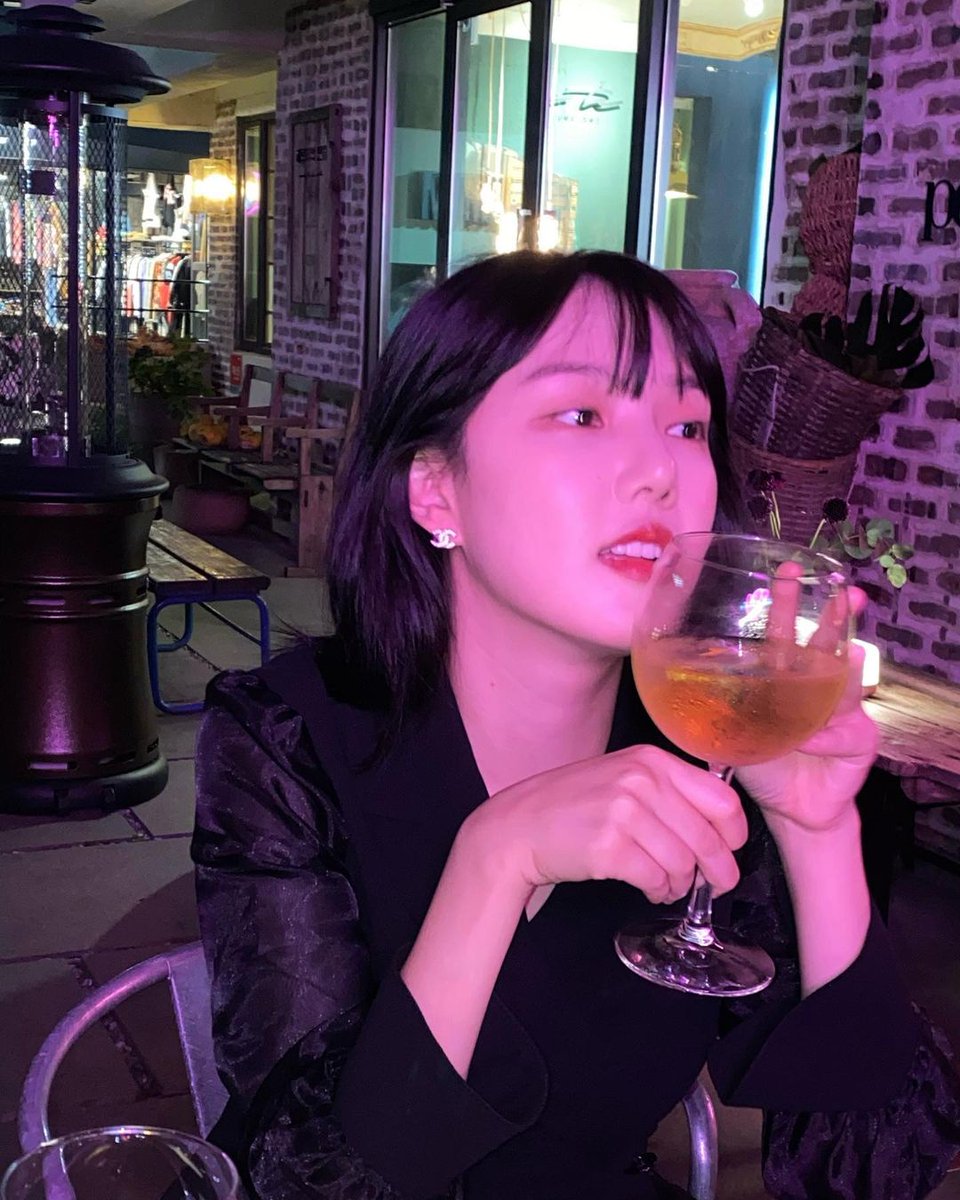 BUDYXGFRIEND's tweet photo. Umji dijo que se tuvo que ir antes así que no salió en ninguna foto :< pero les dijo “diviértanse (moderadamente)” o sea que sabe que las chicas van a quedar TIESAS de tanto tomar JSJAJAKJS <3
#GfriendOT6
#FromTodayOnWeAreGFRIEND https://t.co/WBoH2XIHHE