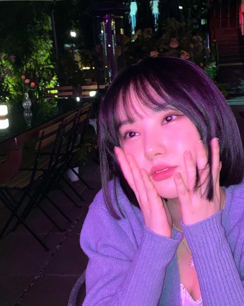 BUDYXGFRIEND's tweet photo. Umji dijo que se tuvo que ir antes así que no salió en ninguna foto :< pero les dijo “diviértanse (moderadamente)” o sea que sabe que las chicas van a quedar TIESAS de tanto tomar JSJAJAKJS <3
#GfriendOT6
#FromTodayOnWeAreGFRIEND https://t.co/WBoH2XIHHE