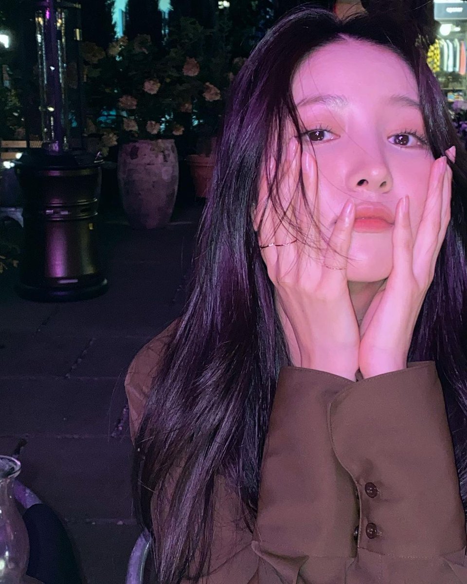 BUDYXGFRIEND's tweet photo. Umji dijo que se tuvo que ir antes así que no salió en ninguna foto :< pero les dijo “diviértanse (moderadamente)” o sea que sabe que las chicas van a quedar TIESAS de tanto tomar JSJAJAKJS <3
#GfriendOT6
#FromTodayOnWeAreGFRIEND https://t.co/WBoH2XIHHE