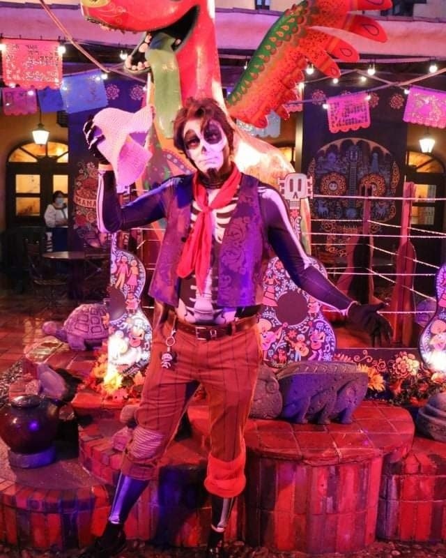 YukikoCosplay's tweet photo. La soirée Halloween à @disneylandparis
Mon cosplay de mama Imelda avec mon amour @dauphy72 en Hector
Encore merci à toi @rilyblack pour m'avoir beaucoup aidé pour mon cosplay.
#Disneyland #soiréehalloween #dlp #disney #coco #mamaimeldacosplay #hectorcosplay #cococosplay https://t.co/Zdec1sKsoJ