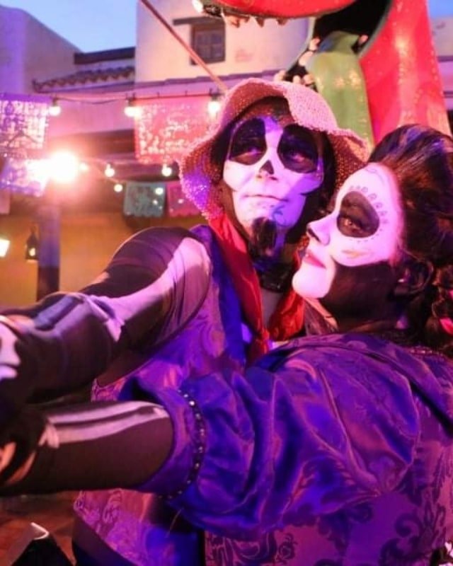 YukikoCosplay's tweet photo. La soirée Halloween à @disneylandparis
Mon cosplay de mama Imelda avec mon amour @dauphy72 en Hector
Encore merci à toi @rilyblack pour m'avoir beaucoup aidé pour mon cosplay.
#Disneyland #soiréehalloween #dlp #disney #coco #mamaimeldacosplay #hectorcosplay #cococosplay https://t.co/Zdec1sKsoJ