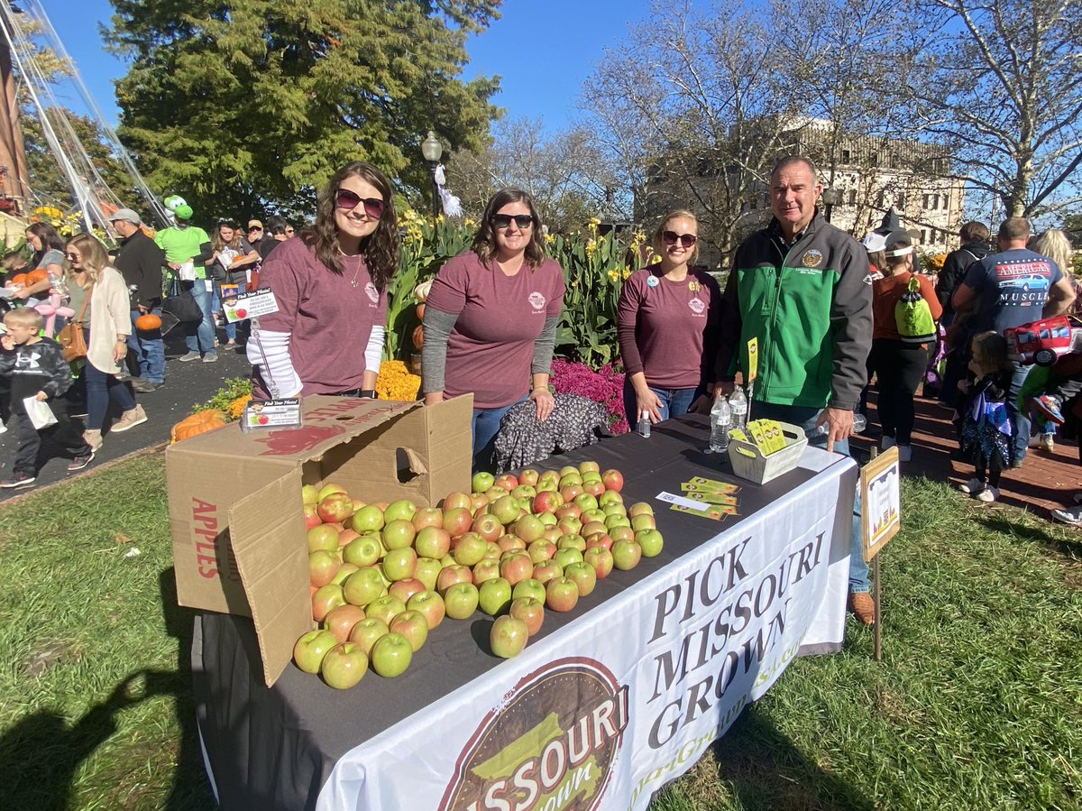 GovMikeKehoe's tweet photo. It was great to see so many families on the grounds of #ThePeoplesHouse for the #ParsonFamilyFallFest. @GovParsonMO and @FirstLadyTeresa sure know how to make Missourians feel welcome. Our thanks to the them, and their staff, for including us in the fun. #MissouriProud https://t.co/yennO1ULoB