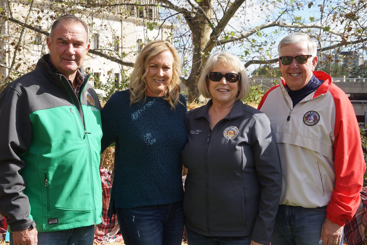 GovMikeKehoe's tweet photo. It was great to see so many families on the grounds of #ThePeoplesHouse for the #ParsonFamilyFallFest. @GovParsonMO and @FirstLadyTeresa sure know how to make Missourians feel welcome. Our thanks to the them, and their staff, for including us in the fun. #MissouriProud https://t.co/yennO1ULoB