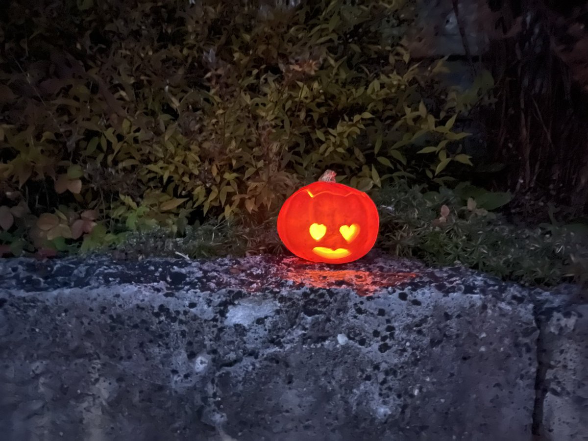 brueegg's tweet photo. Status Halloween https://t.co/rk5rfI0bbE