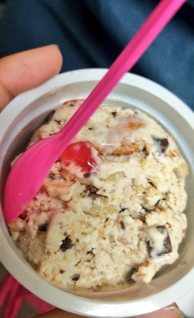 b_damyanti's tweet photo. Chalo Thandi thandi Icecream khava ๐คญ๐คญ
#icecream
#mosam #icecreamlover #wintercool https://t.co/k6xcYlZHJ8
