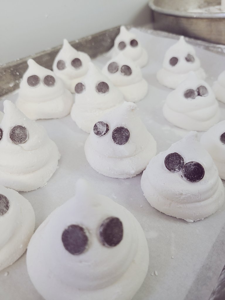 Happy Halloween! I made ghost marshmallows for my little spiderman's cocoa 👻🧡🕸🎃
