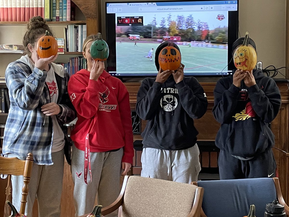 Roberts_WBB's tweet photo. Shoutout to our pumpkin painting winners !
Freshmen- Grace Dow, Sophomore- Toni Neely-Primus, Junior- Nyah Johnson, Senior- Taryn Wilson 🎃 https://t.co/Cs8GHgaiMq