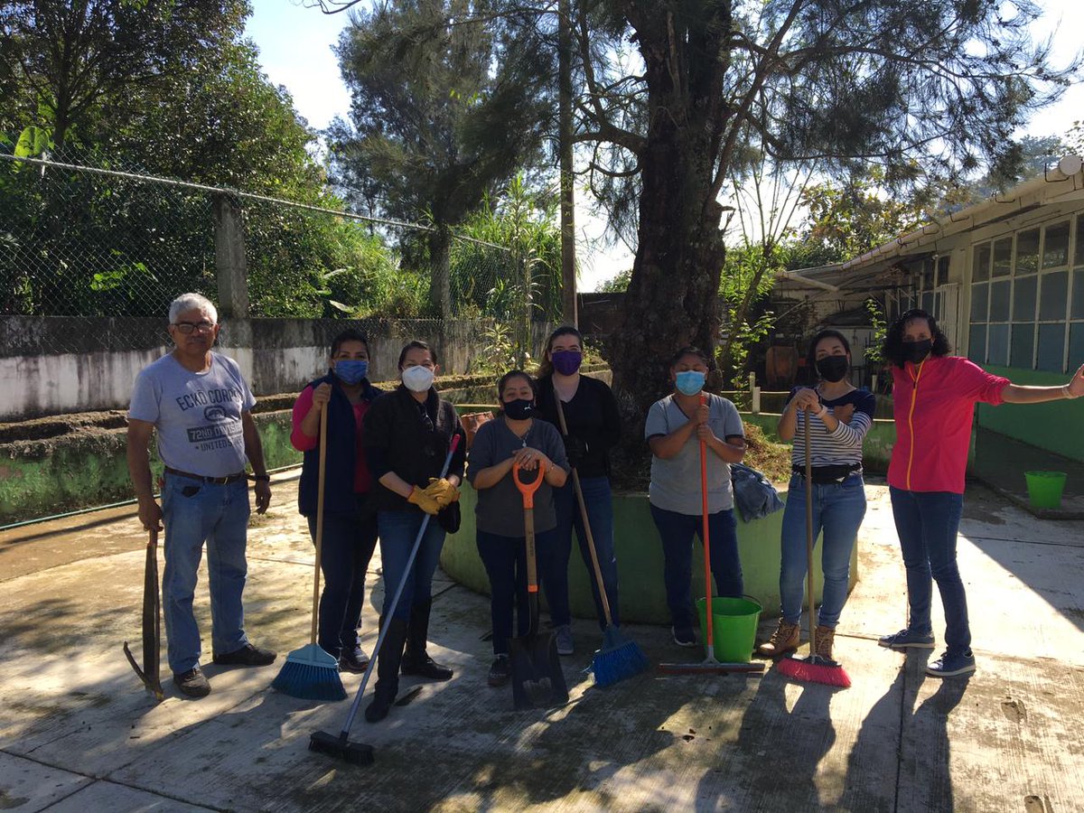 WalMtzOlvera's tweet photo. 🧼🧹 #TequipoPorMiEscuela @PROGOB_Veracruz @SECTUR_Veracruz y #UPECE de la @SEducacionVer se unieron para trabajar en la escuela primaria Jesús Reyes Heroles,en Xalapa.
#MeLlenaDeOrgullo que #GenerandoCambios positivos con la sociedad y el funcionariado
#SeguimosTransformando https://t.co/pGyXcVEQIc