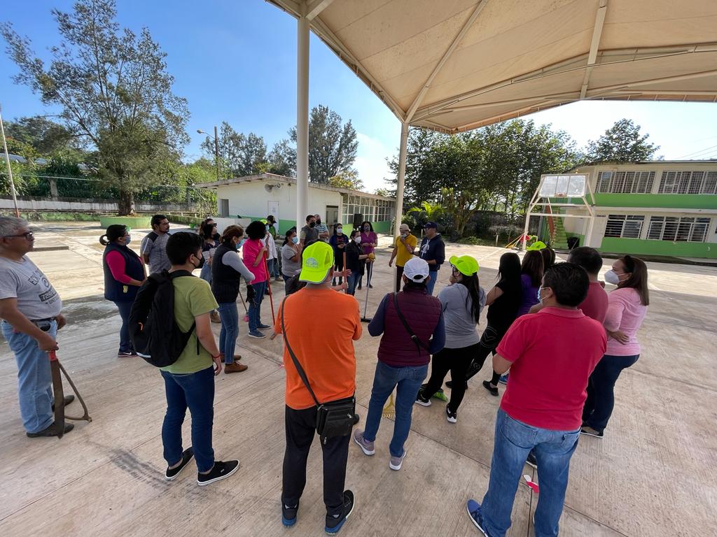 WalMtzOlvera's tweet photo. 🧼🧹 #TequipoPorMiEscuela @PROGOB_Veracruz @SECTUR_Veracruz y #UPECE de la @SEducacionVer se unieron para trabajar en la escuela primaria Jesús Reyes Heroles,en Xalapa.
#MeLlenaDeOrgullo que #GenerandoCambios positivos con la sociedad y el funcionariado
#SeguimosTransformando https://t.co/pGyXcVEQIc
