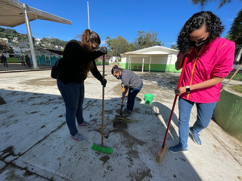 WalMtzOlvera's tweet photo. 🧼🧹 #TequipoPorMiEscuela @PROGOB_Veracruz @SECTUR_Veracruz y #UPECE de la @SEducacionVer se unieron para trabajar en la escuela primaria Jesús Reyes Heroles,en Xalapa.
#MeLlenaDeOrgullo que #GenerandoCambios positivos con la sociedad y el funcionariado
#SeguimosTransformando https://t.co/pGyXcVEQIc