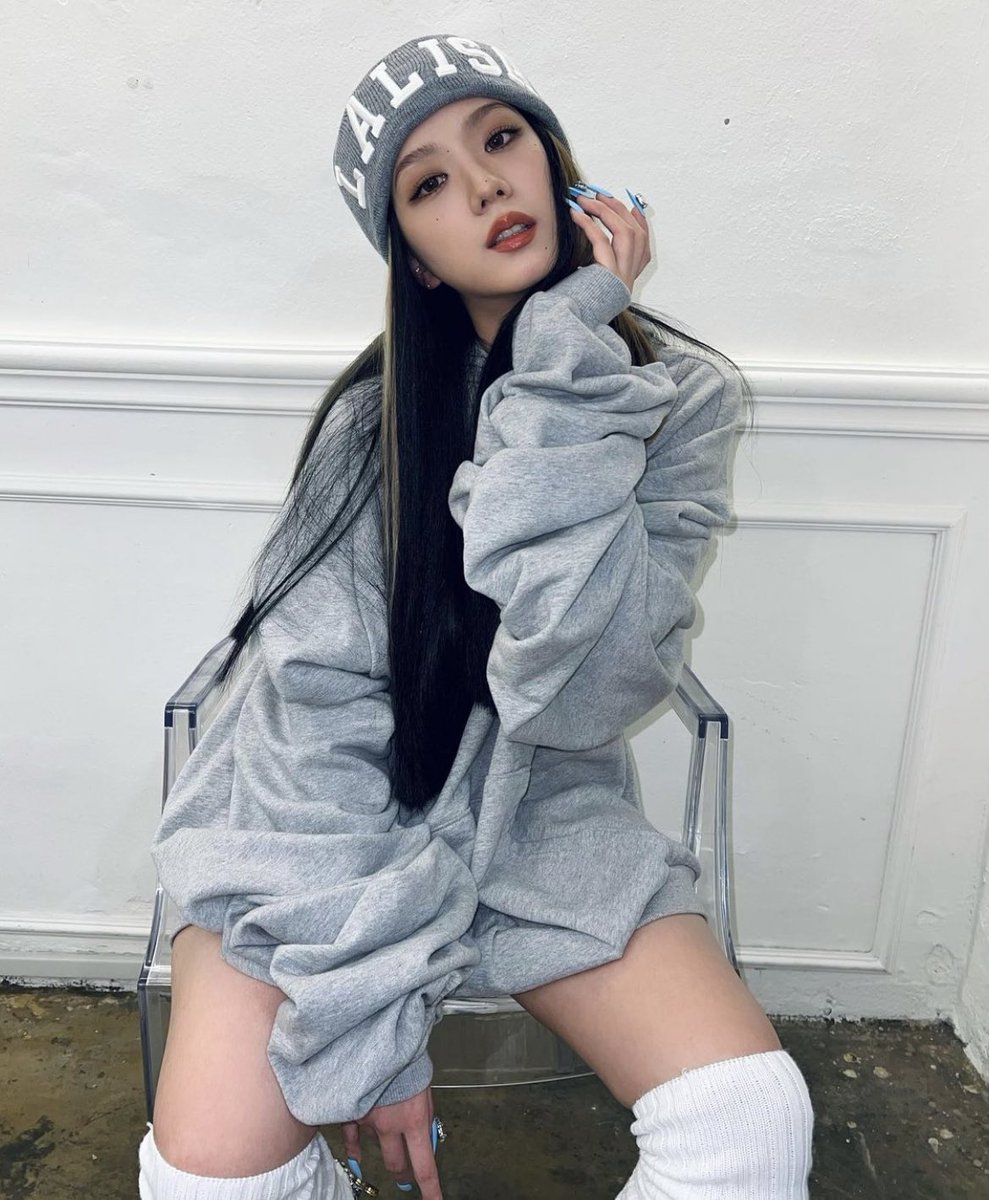 WORLDMUSICAWARD's tweet photo. #BLACKPINK’s #Jisoo shares pics looking gorgeous, dressed as #LALISA for Halloween with the caption: "Today Im Lalisa"! 👑🖤💗 @BLACKPINK https://t.co/kwaiYsSBx2