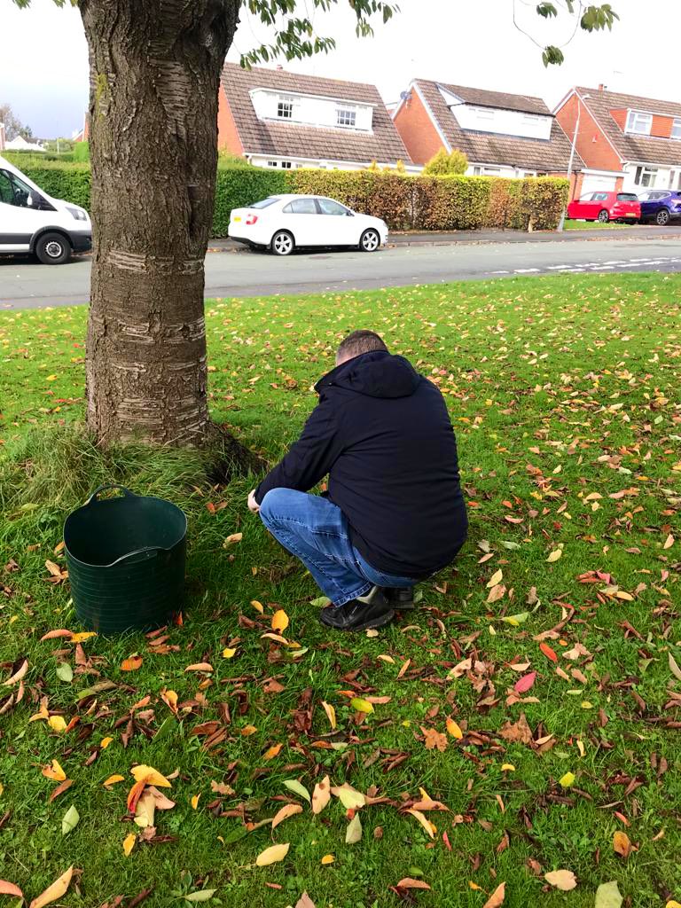 DebbieWallice's tweet photo. A cold &amp; wet afternoon, but thank you very much to the residents who joined me for this afternoon’s #BorrasInBloom bulb planting project! Over 150+ bulbs planted — and still more to do! @wrexham https://t.co/O7B2M3sA67