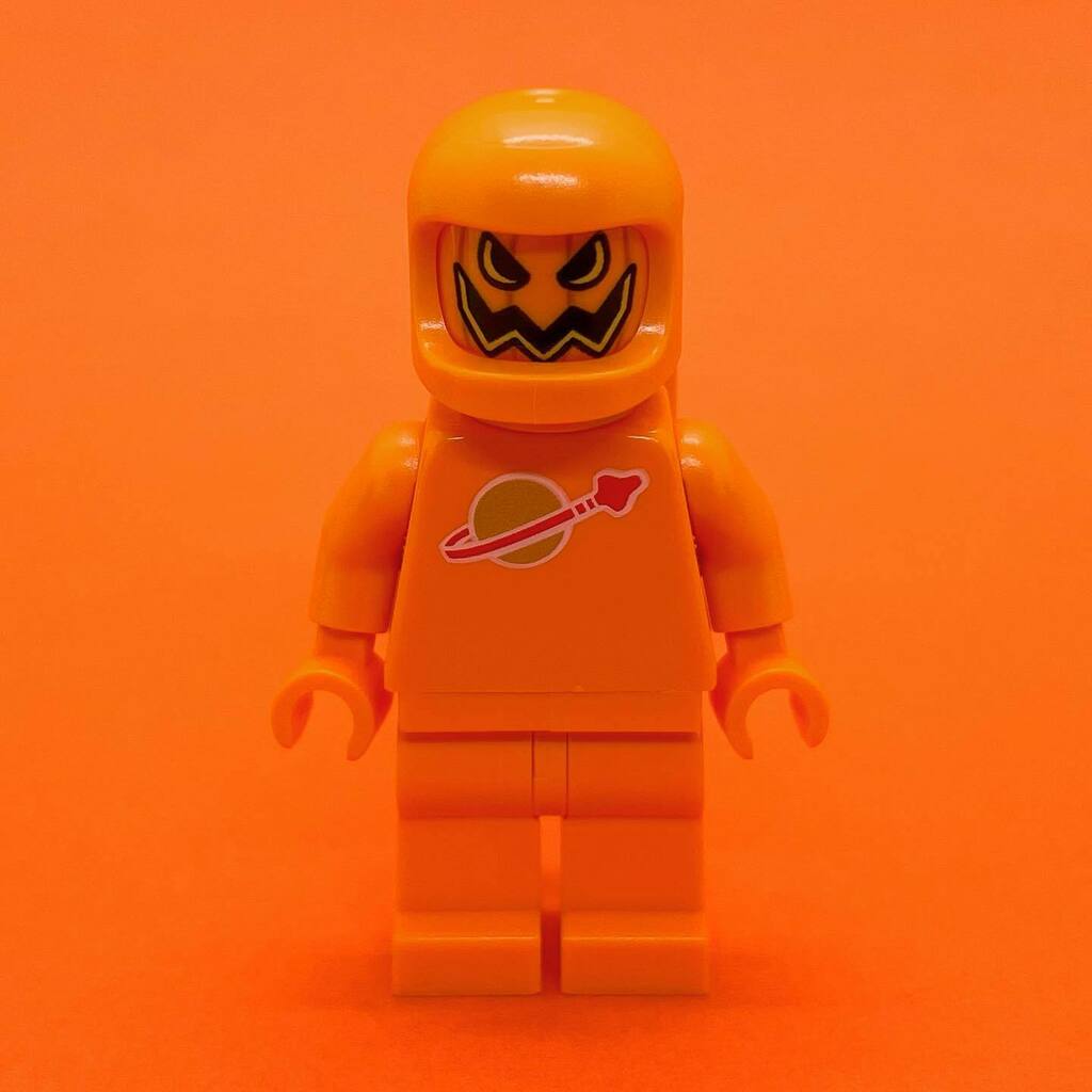 _derschnitz's tweet photo. 🎃
#orangeisthenewblack #halloween #lego #classicspace #spaceman #jackolantern #orange #black #monochrome #pumpkin #derlegoschnitz #afol #legominifigure https://t.co/OgBacYSeR9 https://t.co/WyEPzxYofh