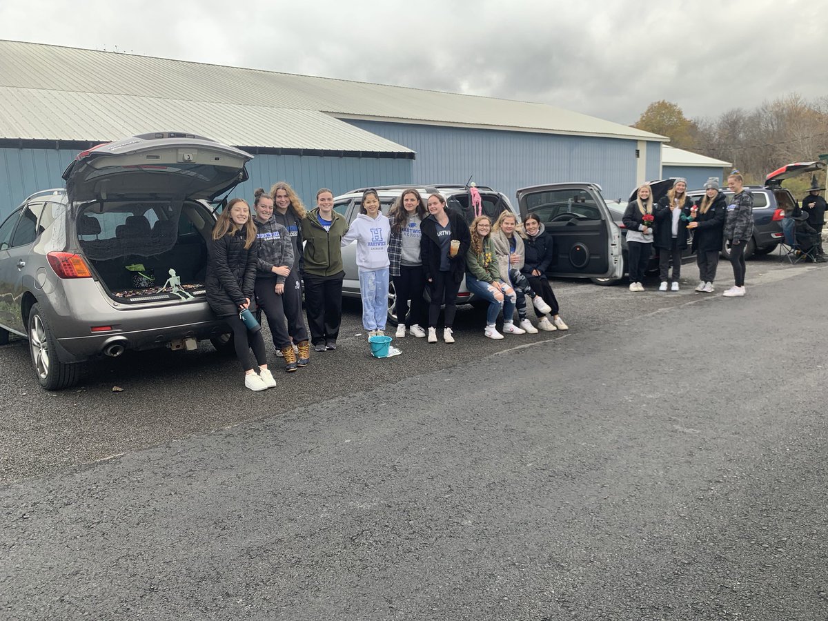 HartwickWLAX's tweet photo. Our girls volunteered at a local trunk-or-treat event in Oneonta this morning! #HartwickHawks #WickLax #TrunkOrTreat #FreakingBats #ILoveHalloween https://t.co/avxUWlFf2K