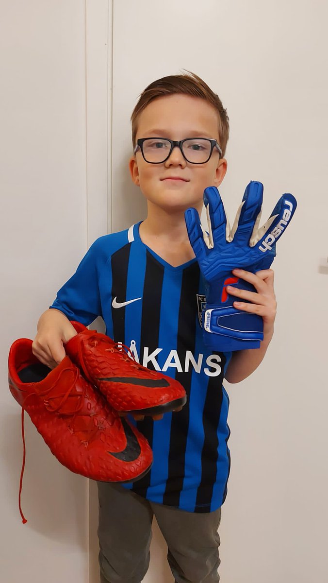 Charlotta89's tweet photo. Lycklig grabb som fick Moisanders målvaktshandske och Furuholms skor! 🤩 Kiitos #Moisander ja @TimoFuruholm ! 🤩⚽️ @FCInterTurku https://t.co/uRtAgp7LeS