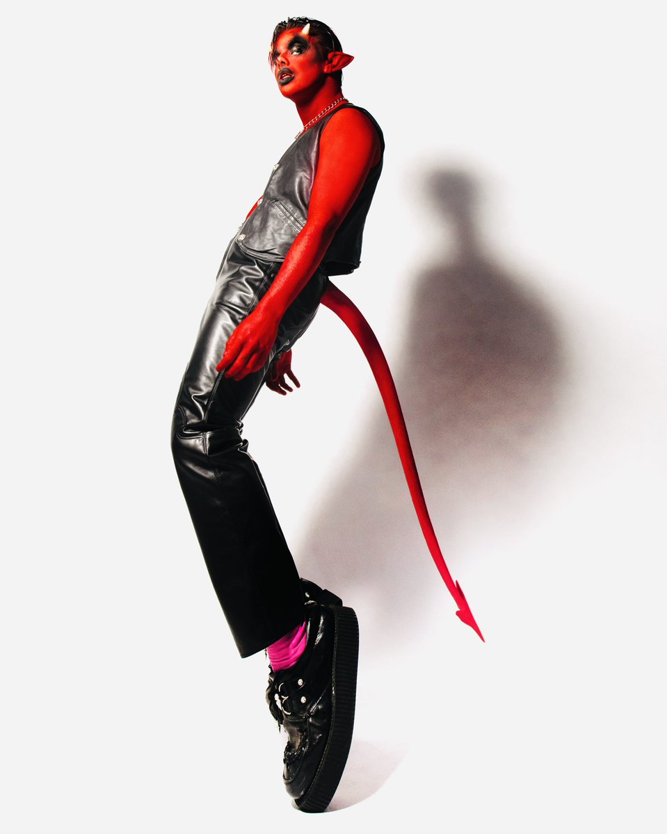 yungblud's tweet photo. see u in hell … 🖤🩸🖤 https://t.co/KrM4x4VqKR