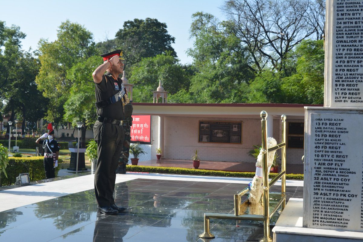 The General officer paid tributes to. 