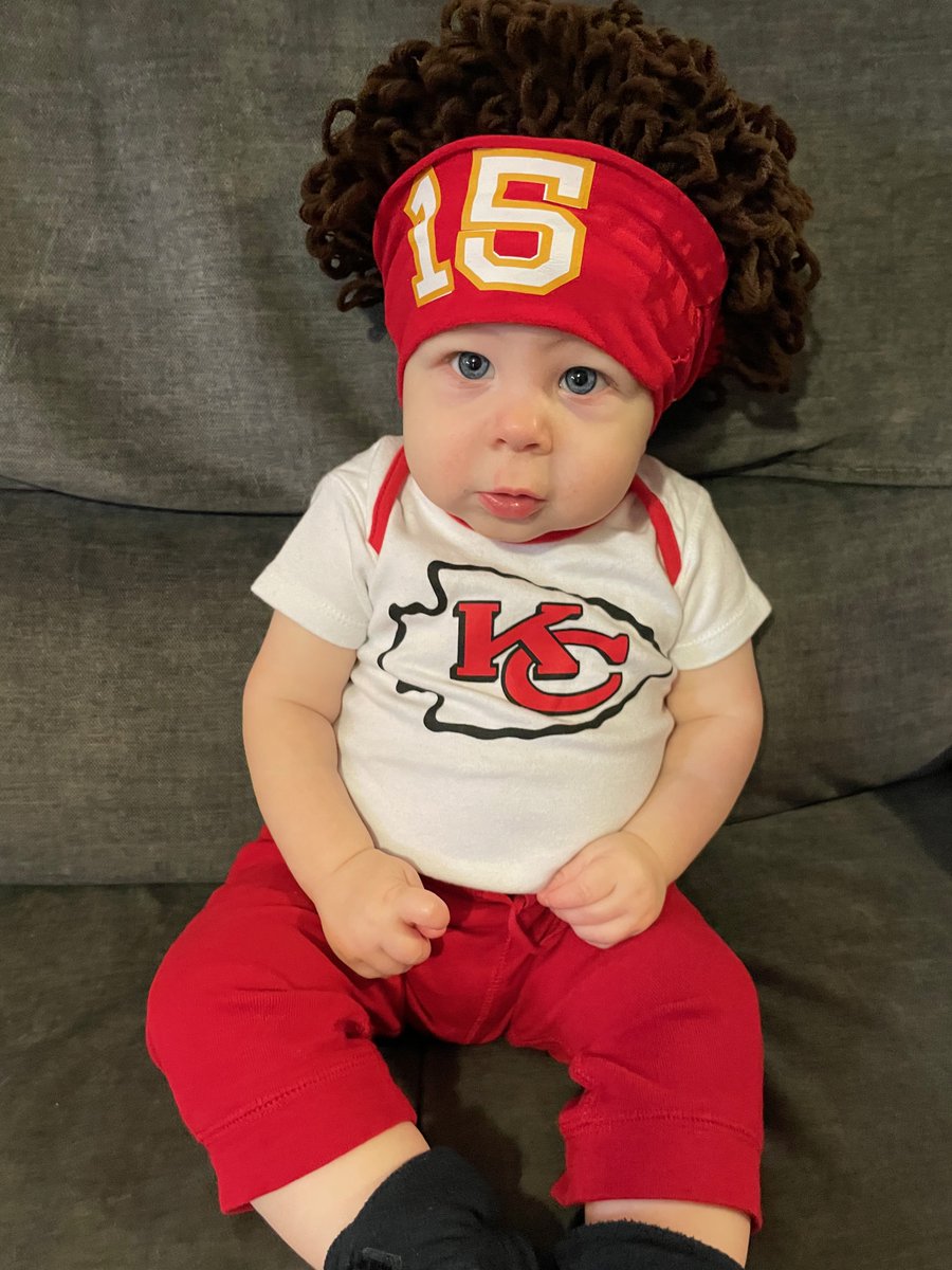 riknvik's tweet photo. Have you ever seen anything cuter? @brittanylynne8 @PatrickMahomes https://t.co/jwZSdYJjiR