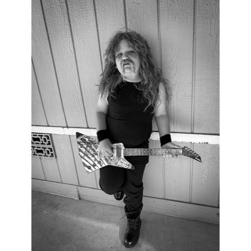 MetalFist_YT's tweet photo. Cuando dejan que el papá se haga cargo del disfraz de su hijo y crea un mini James Hetfield 👉👈. #halloween2021 #JamesHetfield #Metallica 🔥🤘. https://t.co/9Q3AV6fbSI
