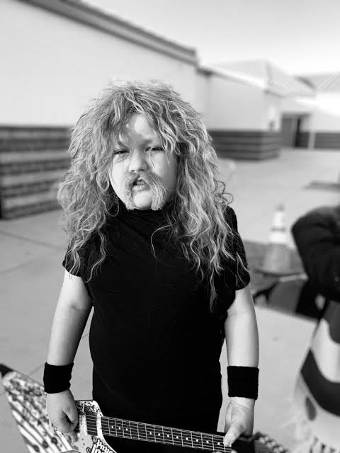 MetalFist_YT's tweet photo. Cuando dejan que el papá se haga cargo del disfraz de su hijo y crea un mini James Hetfield 👉👈. #halloween2021 #JamesHetfield #Metallica 🔥🤘. https://t.co/9Q3AV6fbSI