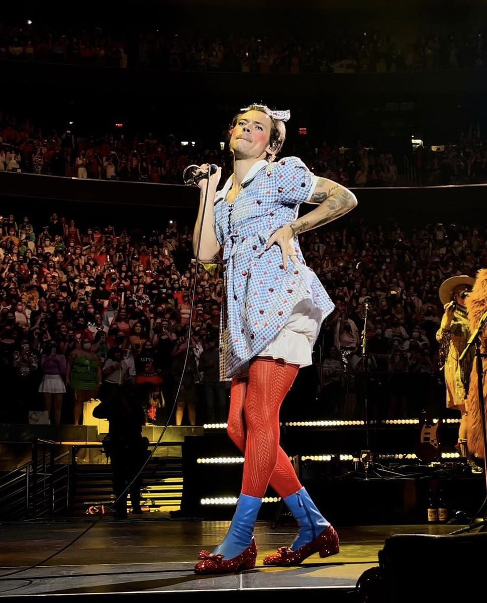 fearlesslarryx's tweet photo. ASGHLHDSDJGS TO EVERYONE WHO WAS AT HARRY'S CONCERT YESTERDAY AND WITNESSED THAT HE FREAKING HAD DRESSED UP AS DOROTHY FOR HARRYWEEN, I’M JEALOUS OF YOU.

Harry as Dorothy is the best I've seen in the fandom this year and I'll talk about it for the next 20 years! https://t.co/X2XBPjqJoW