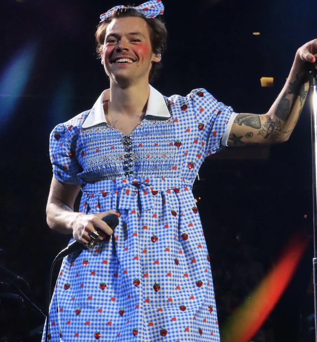 fearlesslarryx's tweet photo. ASGHLHDSDJGS TO EVERYONE WHO WAS AT HARRY'S CONCERT YESTERDAY AND WITNESSED THAT HE FREAKING HAD DRESSED UP AS DOROTHY FOR HARRYWEEN, I’M JEALOUS OF YOU.

Harry as Dorothy is the best I've seen in the fandom this year and I'll talk about it for the next 20 years! https://t.co/X2XBPjqJoW