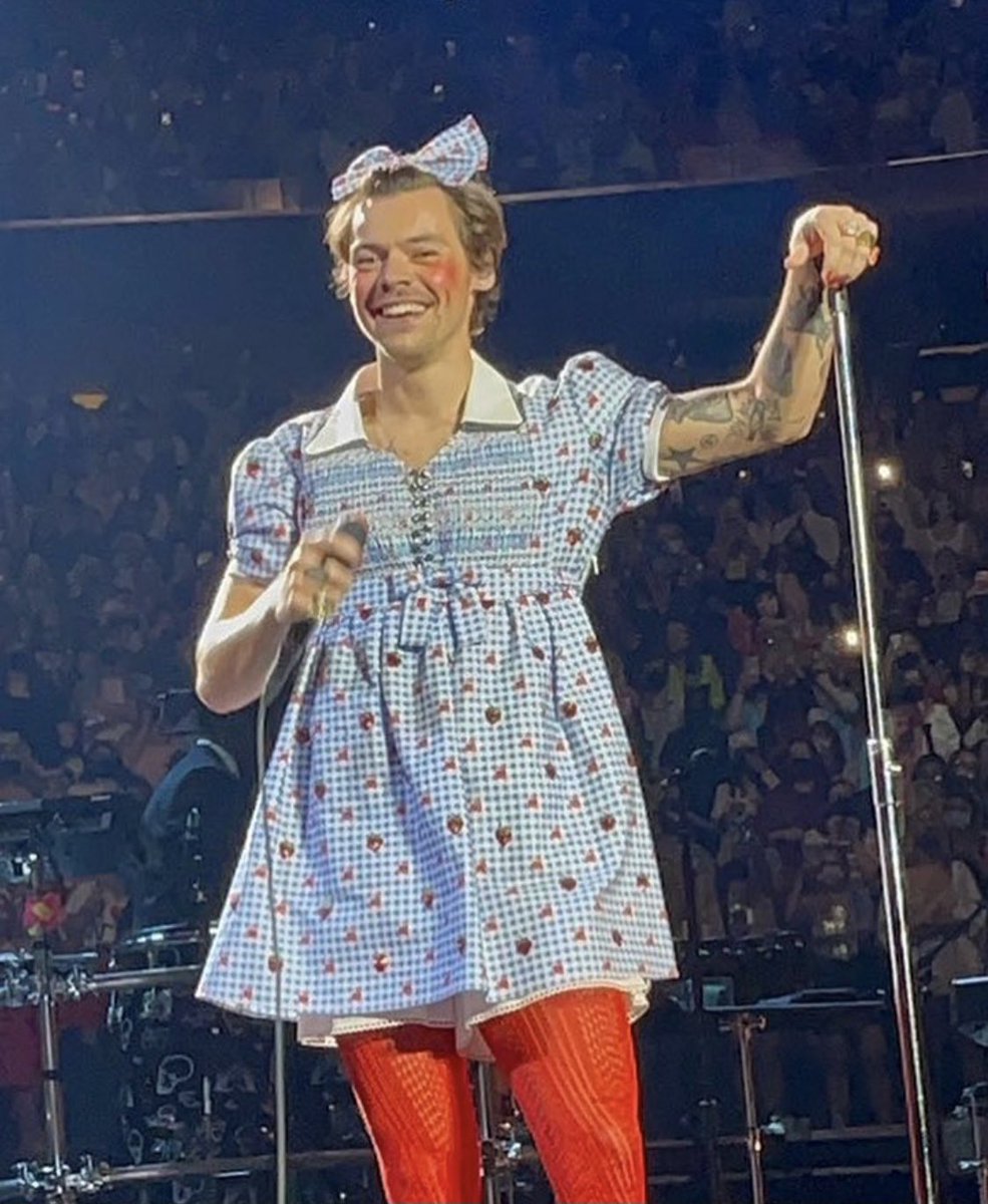 fearlesslarryx's tweet photo. ASGHLHDSDJGS TO EVERYONE WHO WAS AT HARRY'S CONCERT YESTERDAY AND WITNESSED THAT HE FREAKING HAD DRESSED UP AS DOROTHY FOR HARRYWEEN, I’M JEALOUS OF YOU.

Harry as Dorothy is the best I've seen in the fandom this year and I'll talk about it for the next 20 years! https://t.co/X2XBPjqJoW