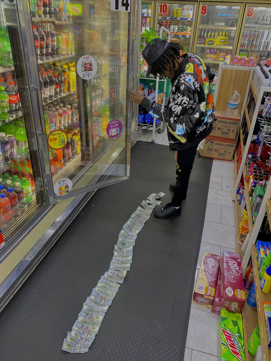 400youngin's tweet photo. Whole lotta cash on me dis ain’t no rap money 🙅🏾‍♂️ I stood in da hood Servin Js 4 dat trap money 🏚 opps talking down wen dey don’t even got money 😅🖕🏾 #4 #explore #share #LLTD https://t.co/PViC6qjzhZ