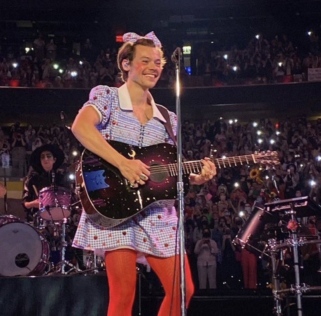 fearlesslarryx's tweet photo. Seriously that man is SO LOUD - after there’s been the theory all over about Dorothy after Harry released the hat/merch that says "Harry is my friend", then he dresses up as Dorothy? AND sings Somewhere Over The Rainbow for the first time? https://t.co/ob3J4KGLD9