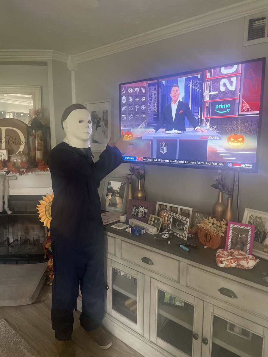TichyAndrew's tweet photo. ⁦@ScottHanson⁩ Michael Myers waiting for the Witching hour where wins become losses and losses become wins #WitchingHour #RedZoneChannel #RedZone https://t.co/IkIqfcLRAk