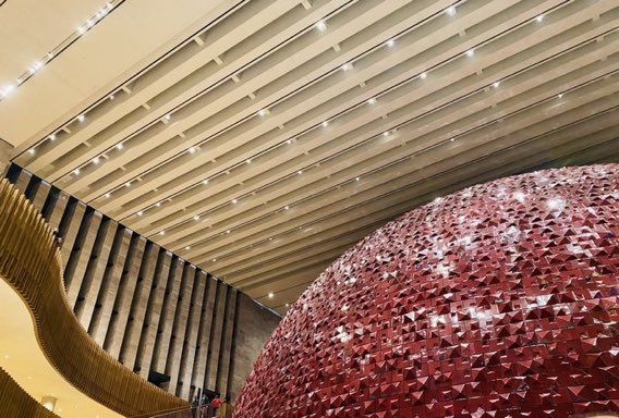 Herkes AKM’nin fotosunu sosyal medyaya koyuyor. Çok güzel, yapanlara teşekkürler 👏👏👏Akustik iyi mi? Salon dikdörtgen mi? Altıgen mi? Yine eski Steinway &amp;Sons ‘ mu var?Ses en arka koltuklara kadar ulaşıyor mu? En hafif çalındığında bile insanları ürpertebiliyor mu? Buyrun🎹🎹