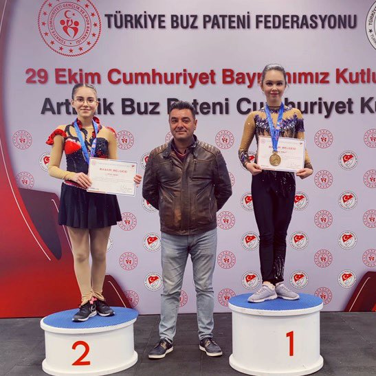 ibbsporkulubu's tweet photo. ⛸29-31 Ekim tarihlerinde Ankara’da düzenlenen Artistik Buz Pateni Büyükler Cumhuriyet Kupası’nda advanced kategorisinde sporcumuz Selin Akbulut altın, intermediate kategorisinde Beyza Bağır gümüş madalya kazandı.

📌Sporcularımız Milli Takım puanı almayı başardılar. https://t.co/M9XQFK2NiS