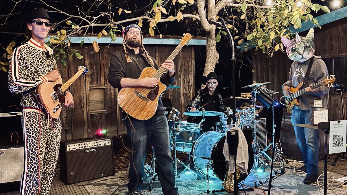 abandontheory's tweet photo. Abandon Theory show @marcoscafepizza in 10/30/21!  Thank you for coming out to party with us!!! #halloweencostume #colomamusic #originalband #supportlocal #followme #livemusic #dancemusic https://t.co/OZzimcZBXA