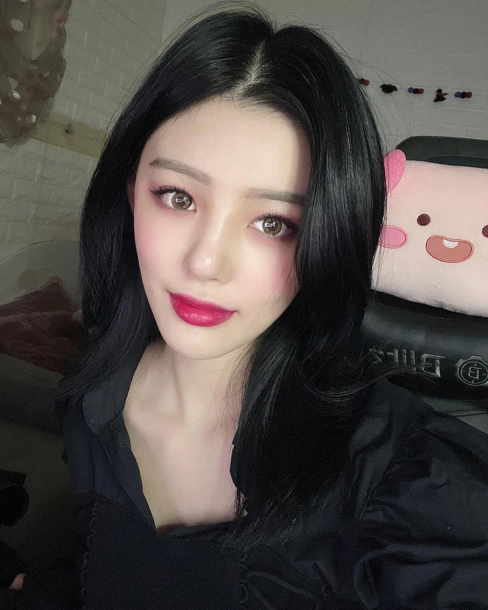 goyuarchives's tweet photo. [ 🖤 ] — #GoYujin #KoYujin #고유진 https://t.co/HetjEcHfed