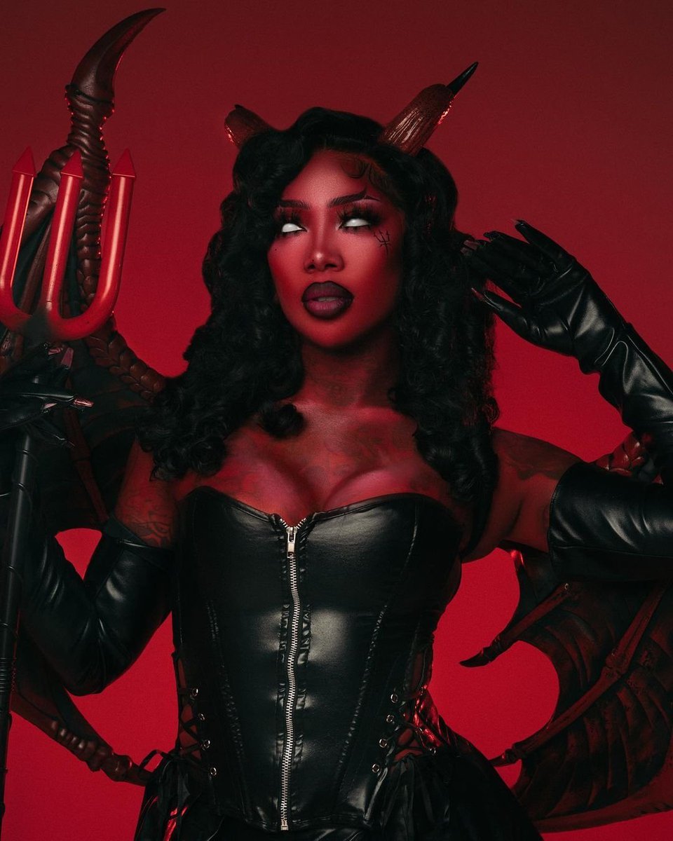 Happy Halloween! 
Demon time with make up artist and cosplayer @nepthys_goddess